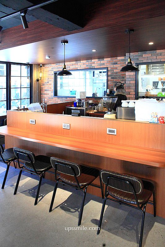 蒼蠅哥肉桂捲【Fly cafe 安和店】插旗捷運信義安和站咖啡廳2分店，台北最強肉桂捲