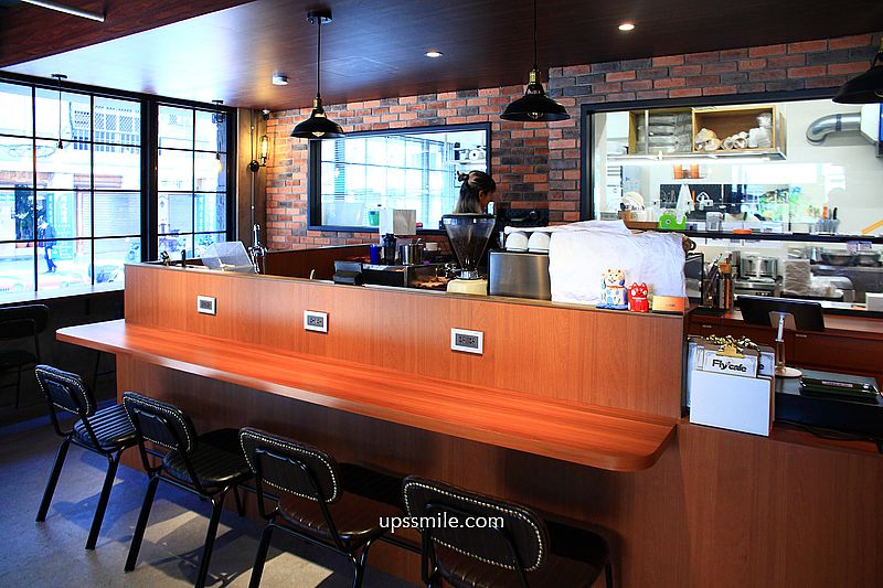 蒼蠅哥肉桂捲【Fly cafe 安和店】插旗捷運信義安和站咖啡廳2分店，台北最強肉桂捲