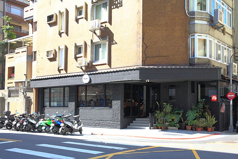 蒼蠅哥肉桂捲【Fly cafe 安和店】插旗捷運信義安和站咖啡廳2分店，台北最強肉桂捲