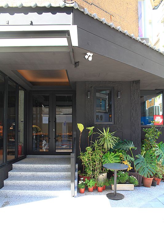 蒼蠅哥肉桂捲【Fly cafe 安和店】插旗捷運信義安和站咖啡廳2分店，台北最強肉桂捲