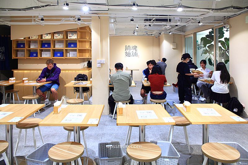 台北美食【大師兄銷魂麵舖中山店】捷運中山站美食，文青風人氣麻辣鴨血豆腐麵店