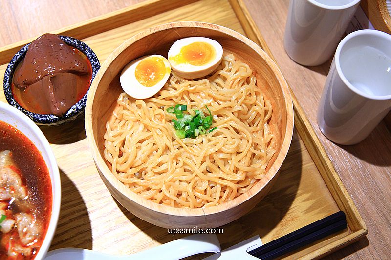 台北美食【大師兄銷魂麵舖中山店】捷運中山站美食，文青風人氣麻辣鴨血豆腐麵店