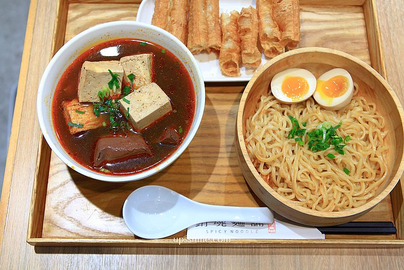 台北美食【大師兄銷魂麵舖中山店】捷運中山站美食，文青風人氣麻辣鴨血豆腐麵店