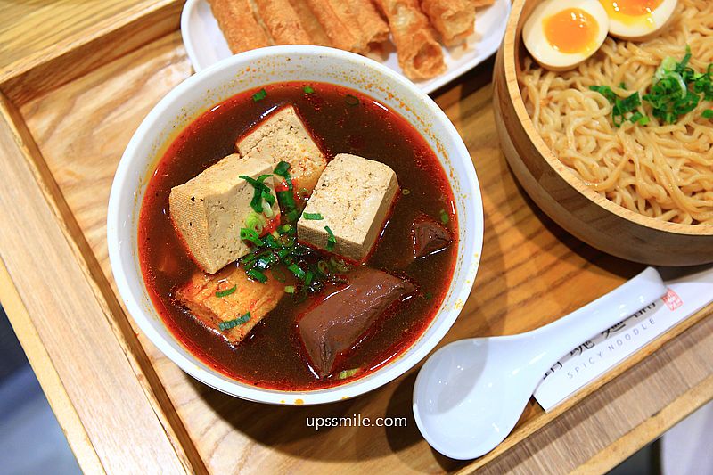 台北美食【大師兄銷魂麵舖中山店】捷運中山站美食，文青風人氣麻辣鴨血豆腐麵店