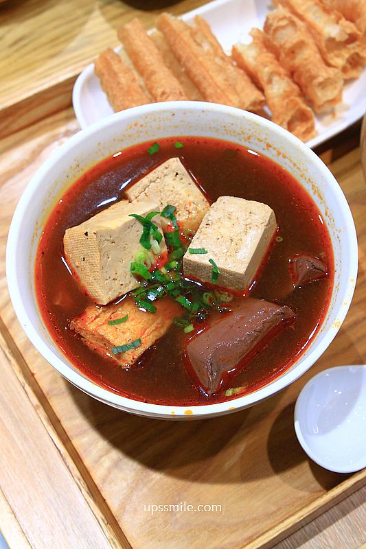 台北美食【大師兄銷魂麵舖中山店】捷運中山站美食，文青風人氣麻辣鴨血豆腐麵店
