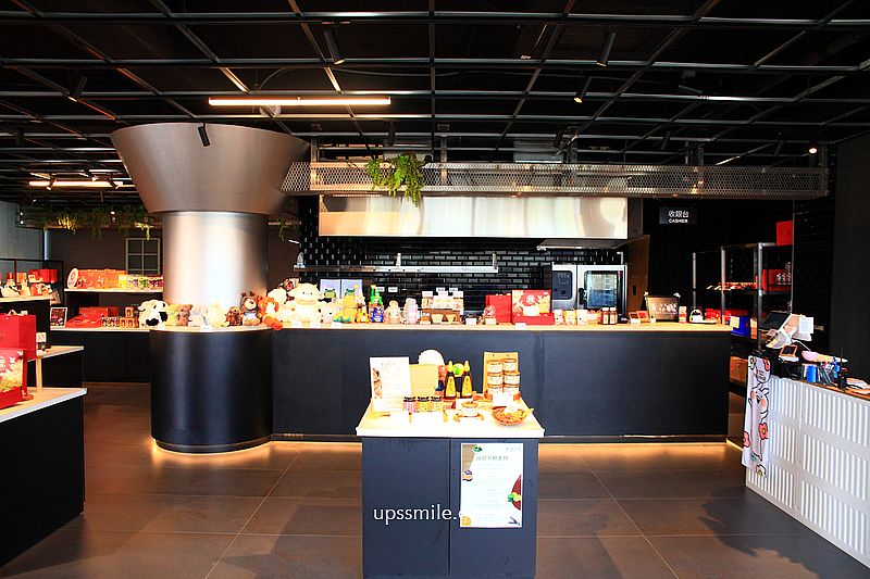 南投景點【日月町複合式商場】國道6號最美休息驛站純白建築， TSUTAYA BOOKSTORE蔦屋日月町店