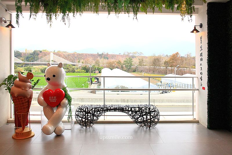 南投景點【日月町複合式商場】國道6號最美休息驛站純白建築， TSUTAYA BOOKSTORE蔦屋日月町店