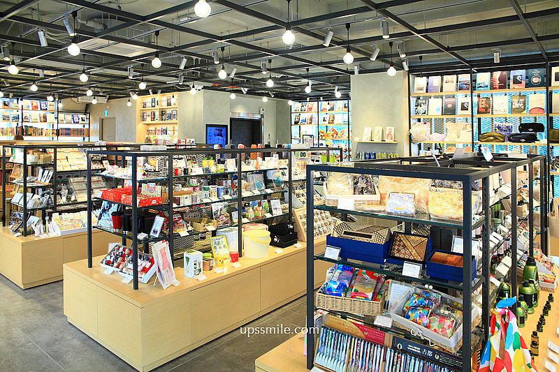 南投景點【日月町複合式商場】國道6號最美休息驛站純白建築， TSUTAYA BOOKSTORE蔦屋日月町店