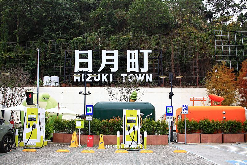 南投景點【日月町複合式商場】國道6號最美休息驛站純白建築， TSUTAYA BOOKSTORE蔦屋日月町店