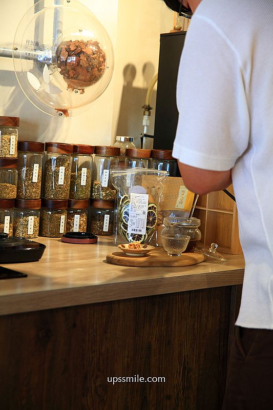 萬華青草茶【老濟安Healing Herbar】傳承三代草藥文化飲料吧天然草本茶店