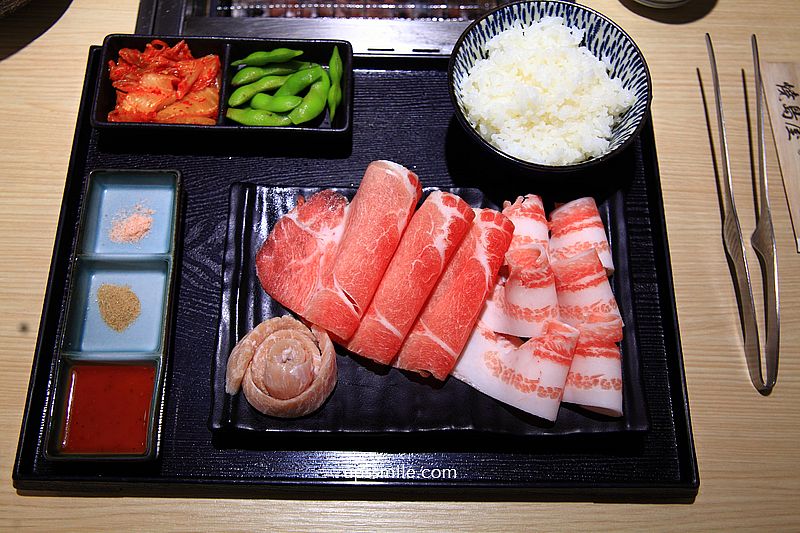 桃園美食【燒島屋燒肉】桃園一人燒肉料理餐廳，有雞湯與飲料喝到飽
