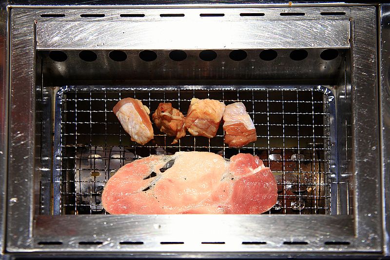 桃園美食【燒島屋燒肉】桃園一人燒肉料理餐廳，有雞湯與飲料喝到飽