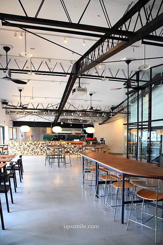 西門町戲院頂樓咖啡廳【漠杉咖啡西門店MUSAND COFFEE XIMEN】工業風混露營風不限時咖啡