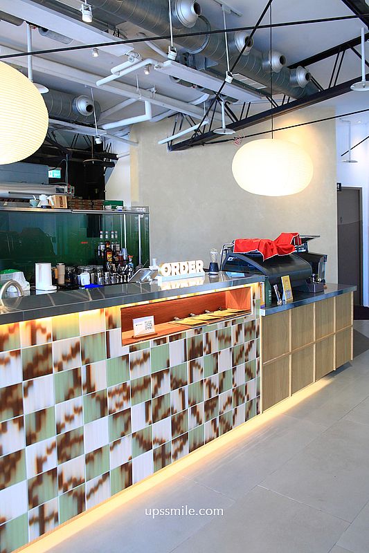 西門町戲院頂樓咖啡廳【漠杉咖啡西門店MUSAND COFFEE XIMEN】工業風混露營風不限時咖啡