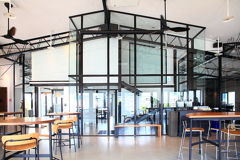 西門町戲院頂樓咖啡廳【漠杉咖啡西門店MUSAND COFFEE XIMEN】工業風混露營風不限時咖啡