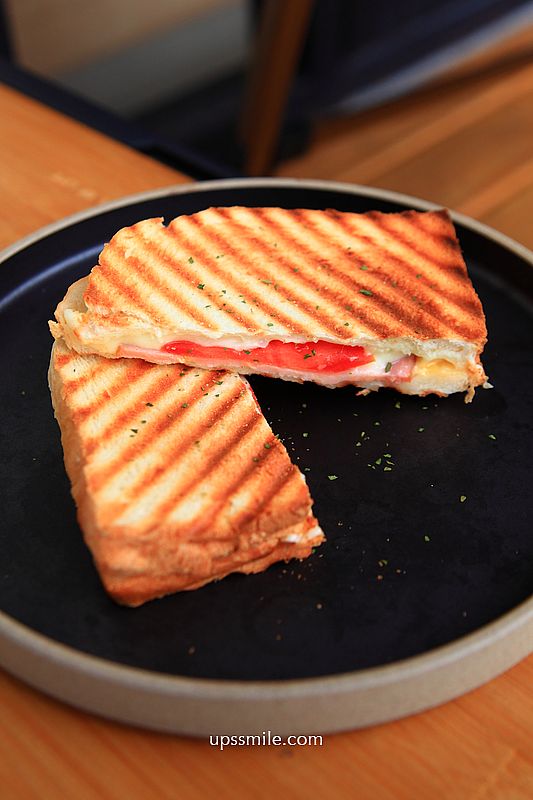 西門町戲院頂樓咖啡廳【漠杉咖啡西門店MUSAND COFFEE XIMEN】工業風混露營風不限時咖啡