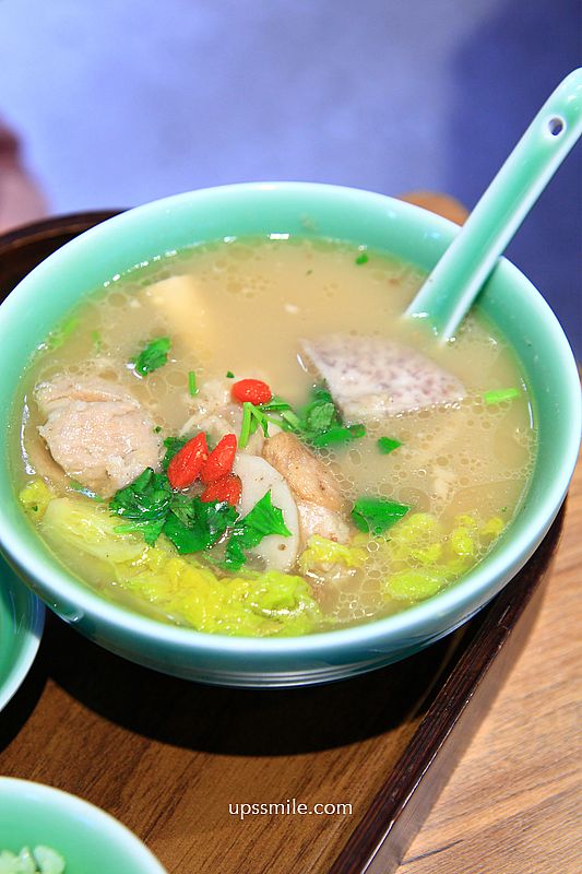 台北善導寺站美食【青嬌膠原麵館】忠青商行旗下文青風雞湯麵店與江浙菜