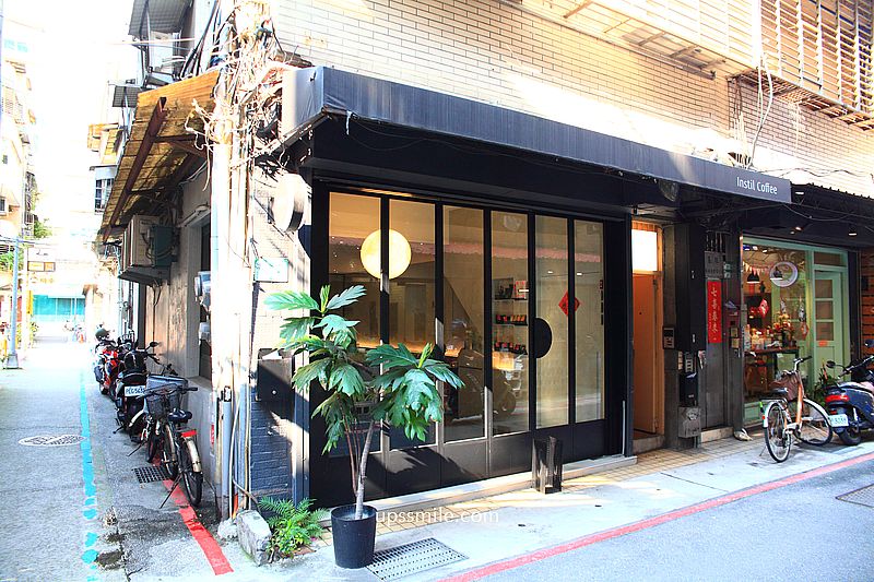 中山站咖啡廳【Instil Coffee Zhongshan中山店】主打淺焙SOE咖啡豆，黑白現代工業風不限時咖啡廳