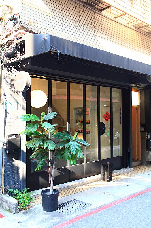 中山站咖啡廳【Instil Coffee Zhongshan中山店】主打淺焙SOE咖啡豆，黑白現代工業風不限時咖啡廳