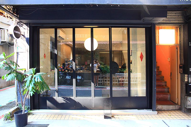 中山站咖啡廳【Instil Coffee Zhongshan中山店】主打淺焙SOE咖啡豆，黑白現代工業風不限時咖啡廳