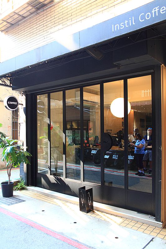 中山站咖啡廳【Instil Coffee Zhongshan中山店】主打淺焙SOE咖啡豆，黑白現代工業風不限時咖啡廳