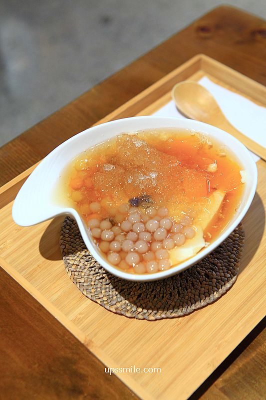 大稻埕美食【導演的豆花店】迪化街老宅文青風公益豆花店，必吃山梔子粉粿、地瓜芋頭粉圓豆花