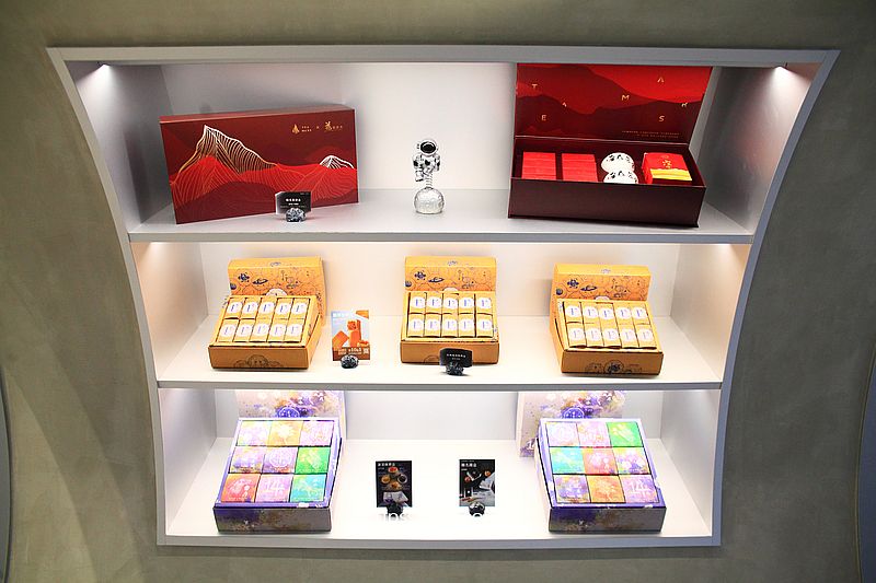 台中美食【茶馬司繁星旗艦店】台中南屯區景點宇宙太空銀河系咖啡廳，台中不限時咖啡廳