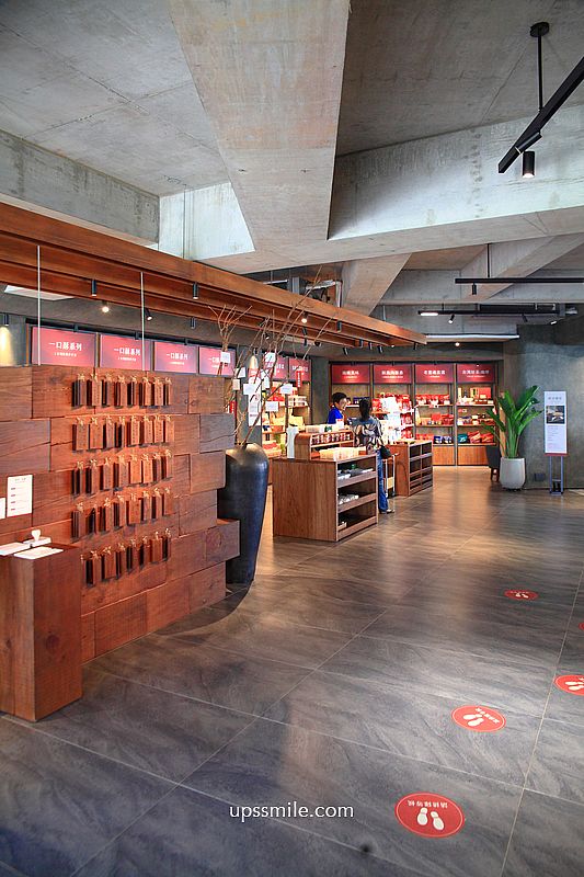 台中美食【六月初一 8結蛋捲永春觀光旗艦店】台中清水模建築宛如美術館品牌觀光工廠