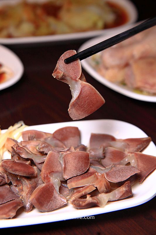 新竹美食【鼎鴨鴨肉飯竹北總店】竹北必吃超強炸蛋鴨肉飯，新竹滷肉飯與鴨肉推薦