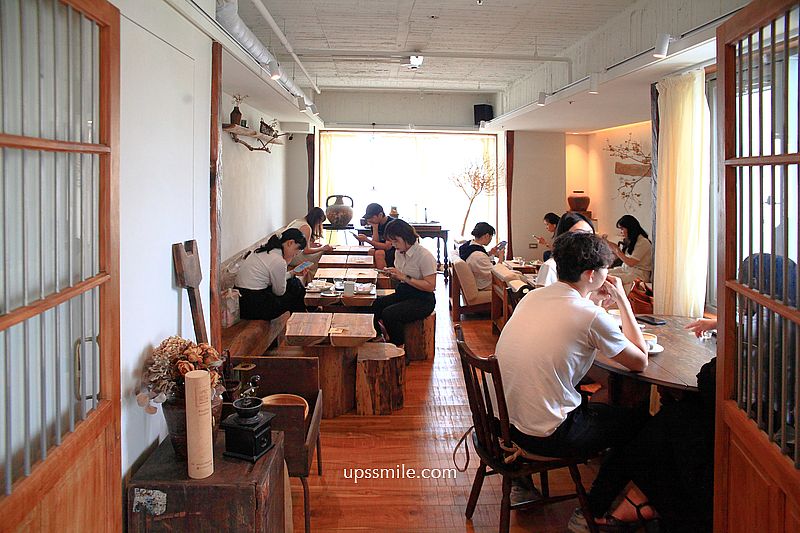 台中早午餐咖啡廳【Ruder’s Cafe台中店】路得行旅台中館6樓，台中火車站日式復古木質調咖啡廳氛圍