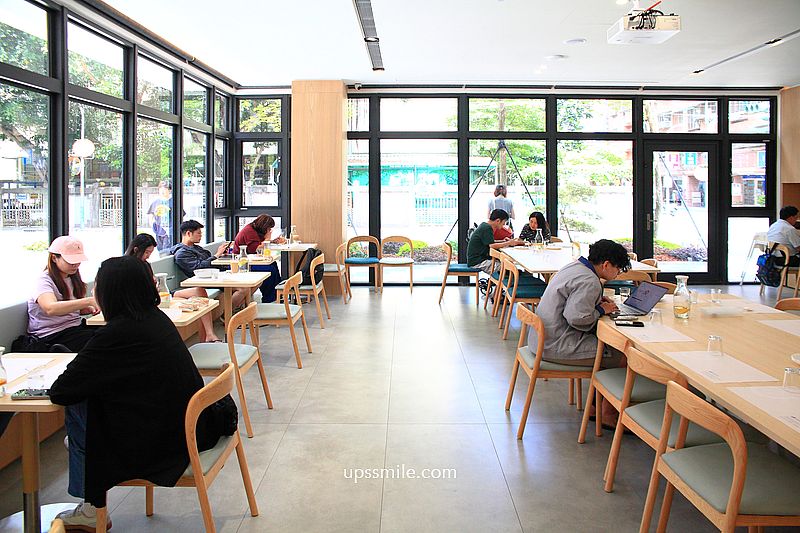 新莊美食【REEDS PIZZERIA & COFFEE新莊榮富店】新莊純白玻璃屋麵包早午餐咖啡廳