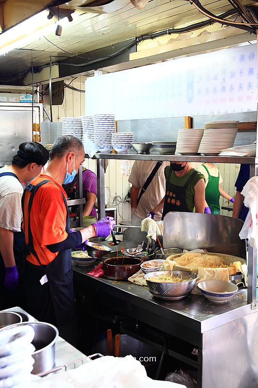 台北科技大樓站美食【呂巷仔口麵食館】500碗推薦老字號台北米粉湯黑白切