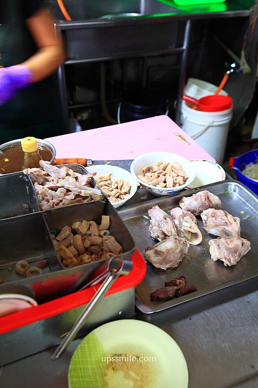 台北科技大樓站美食【呂巷仔口麵食館】500碗推薦老字號台北米粉湯黑白切
