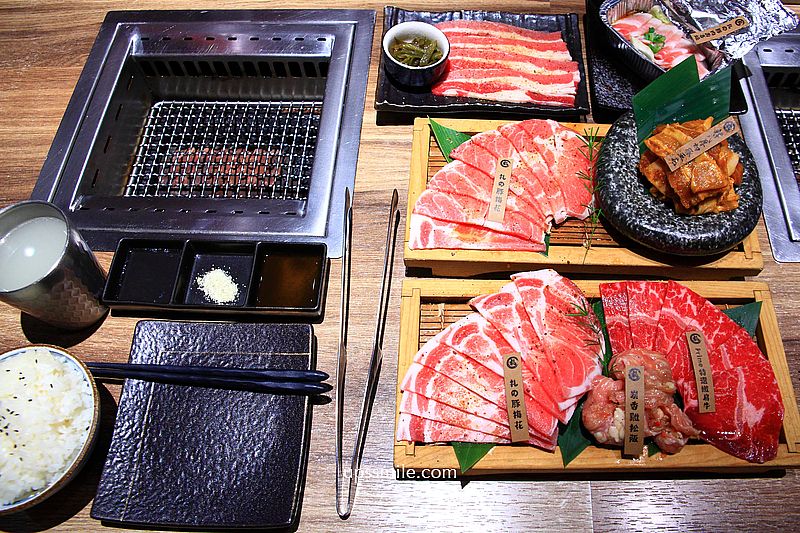 台中燒肉【小札卡個人燒肉逢甲店】全台首創輸送帶送肉,逢甲美食日式燒肉推薦 台中燒肉【小札卡個人燒肉逢甲店】全台首創輸送帶送肉,逢甲美食日式燒肉推薦