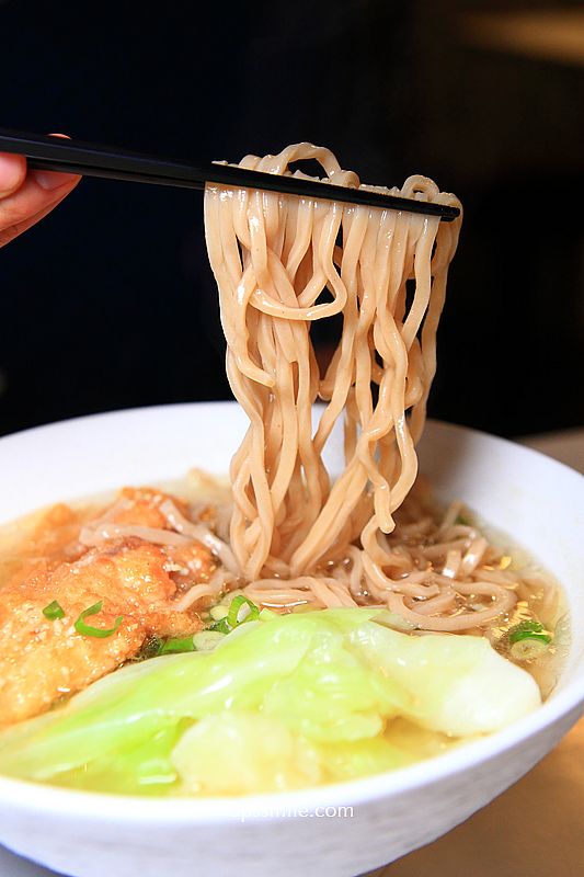 台北中山區美食【阿花蕎麥麵】捷運雙連站老宅麵店，必吃阿花豬排飯
