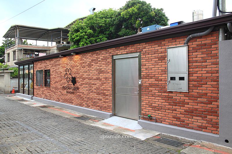 淡水日式古蹟玻璃屋咖啡廳【Flour Flour Bakery】2026新開幕淡水可頌專賣店