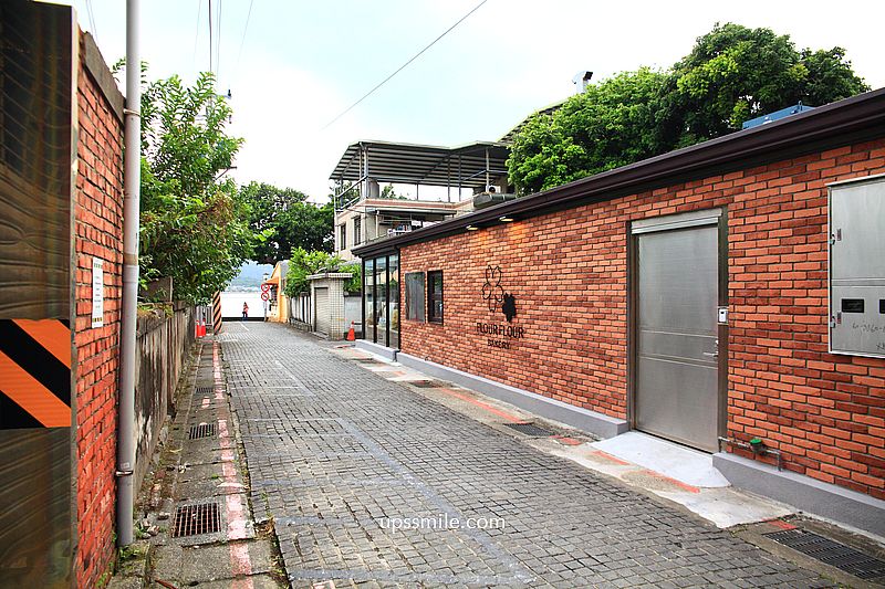 淡水日式古蹟玻璃屋咖啡廳【Flour Flour Bakery】2026新開幕淡水可頌專賣店