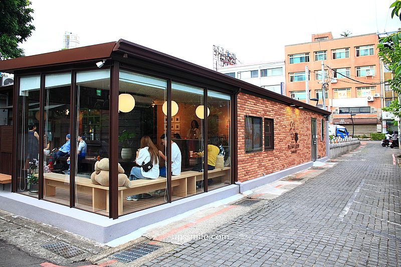 淡水日式古蹟玻璃屋咖啡廳【Flour Flour Bakery】2026新開幕淡水可頌專賣店