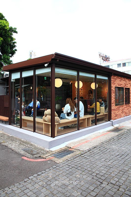淡水日式古蹟玻璃屋咖啡廳【Flour Flour Bakery】2026新開幕淡水可頌專賣店
