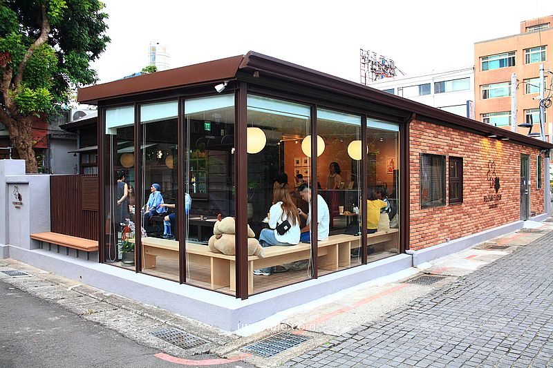 淡水日式古蹟玻璃屋咖啡廳【Flour Flour Bakery】2026新開幕淡水可頌專賣店
