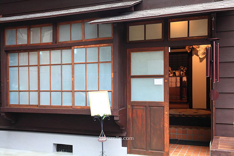 淡水日式古蹟玻璃屋咖啡廳【Flour Flour Bakery】2026新開幕淡水可頌專賣店