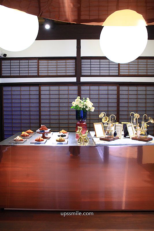 淡水日式古蹟玻璃屋咖啡廳【Flour Flour Bakery】2026新開幕淡水可頌專賣店