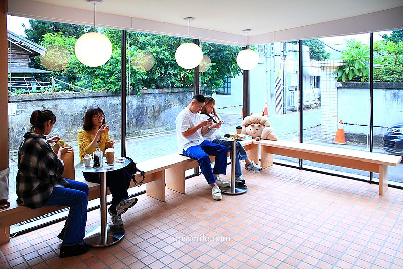 淡水日式古蹟玻璃屋咖啡廳【Flour Flour Bakery】2026新開幕淡水可頌專賣店