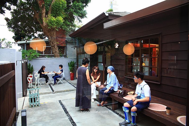 淡水日式古蹟玻璃屋咖啡廳【Flour Flour Bakery】2026新開幕淡水可頌專賣店